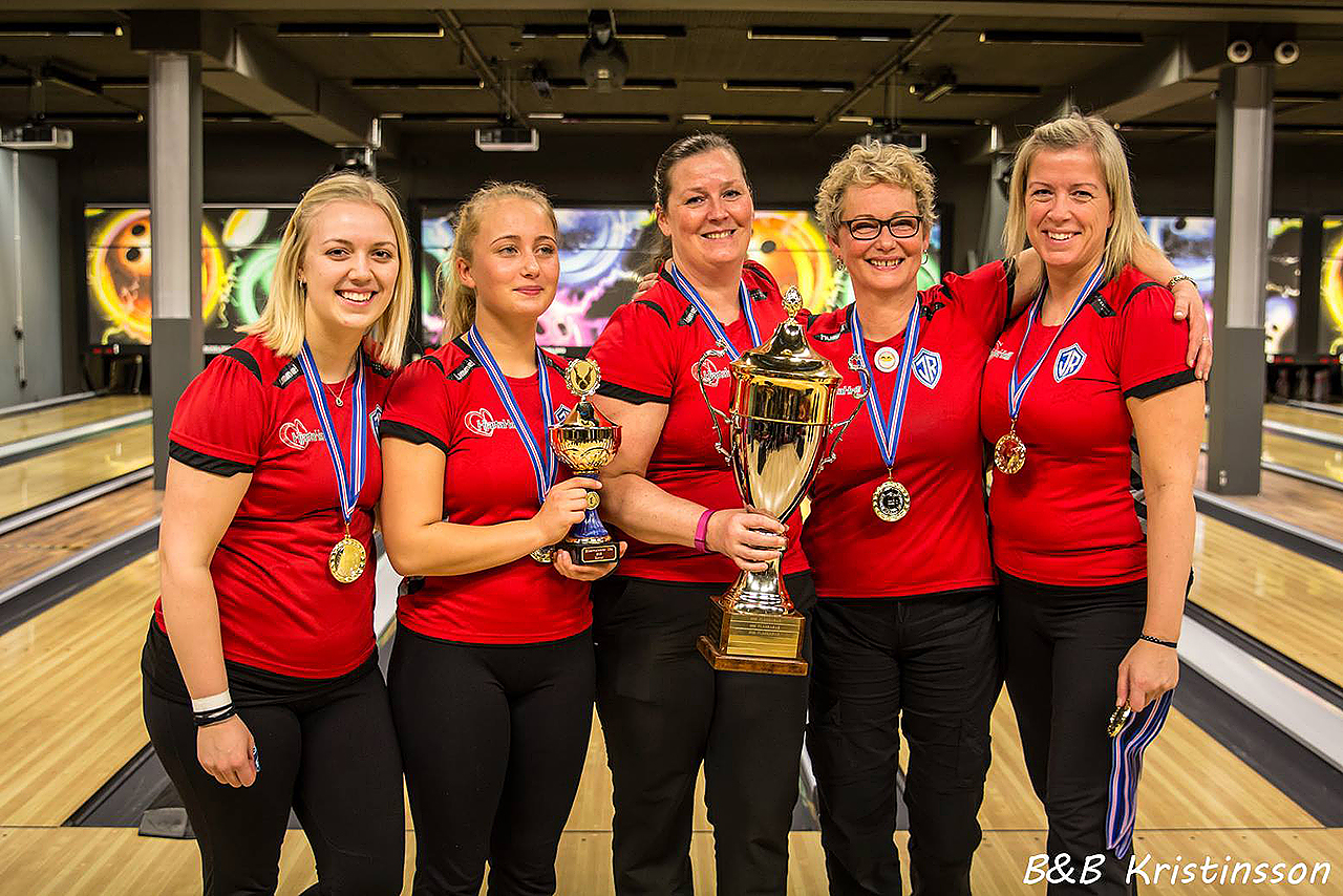 ÍR - Buff bikarmeistarar KLÍ 2015 í kvennaflokki. Frá vinstri: Ástrós Pétursdóttir, Katrín Fjóla Bragadóttir, Laufey Sigurðardóttir, Sigurlaug Jakobsdóttir og Guðrún Soffía Guðmundsdóttir